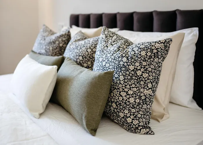 Apartment Park With Free Street Parking *